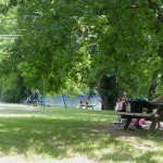 Plage Coux-et-Bigaroque - tables pic nic